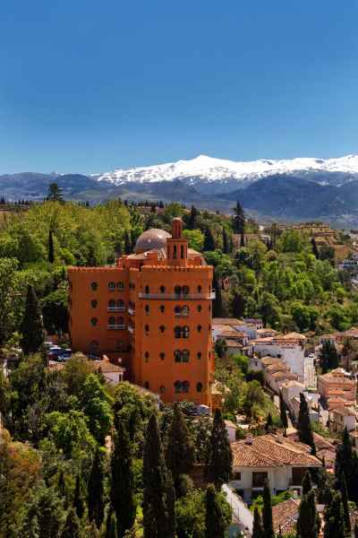 Alhambra Palace pone la vista en el mercado asitico