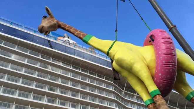 Royal Caribbean sube una girafa gigante a bordo del Anthem of the Seas