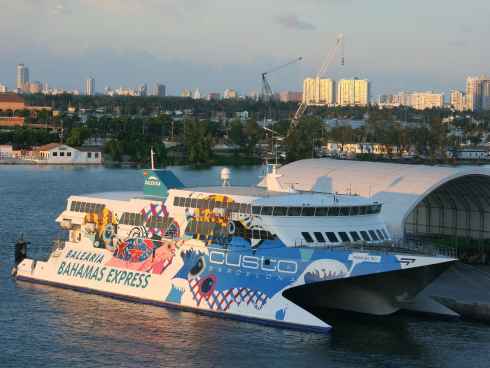 Baleria Bahamas Express primer  ferry a Gran Bahama
