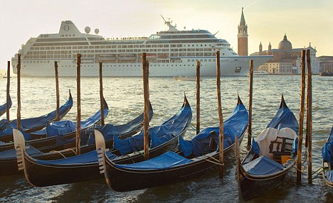 Unesco pide a Italia limitar el acceso de  cruceros a Venecia tras el desastre del Costa Concordia