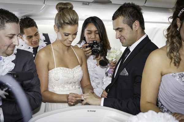 Fiji Airways establece Guinness World Record de bodas en vuelo