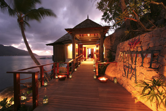 Hilton Seychelles Northolme Resort & Spa - entrada al spa al atardecer en Seychelles