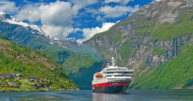 Hurtigruten presenta su carta de verano bajo el Sol de Medianoche