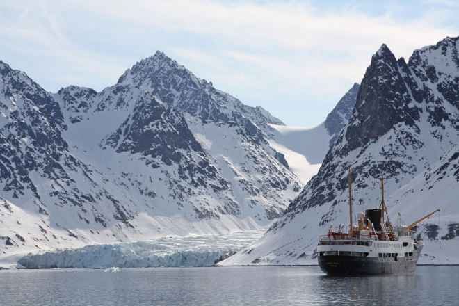 Hurtigruten presenta nuevas rutas por el archipiélago de Svalbard