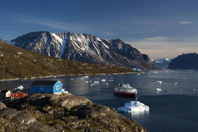Hurtigruten tras los pasos de Erik El Rojo bajo el Sol de Medianoche