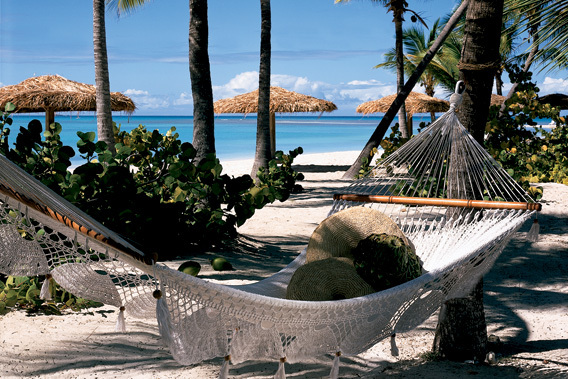 Jumby Bay,  Rosewood Resort - Antigua - Exclusivo Resort de 5 estrellas de lujo- hamacas en la playa privada