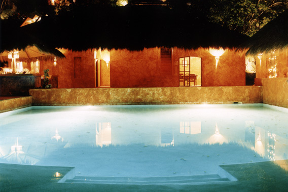 Laluna - Granada - Resort Boutique de lujo - piscina por la noche