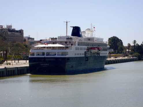 El crucero MINERVA atraca en el Muelle de Las Delicias