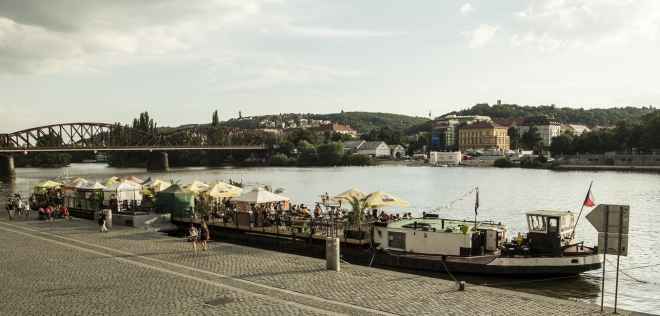 Praga reedescubre la orilla derecha del río Moldavia