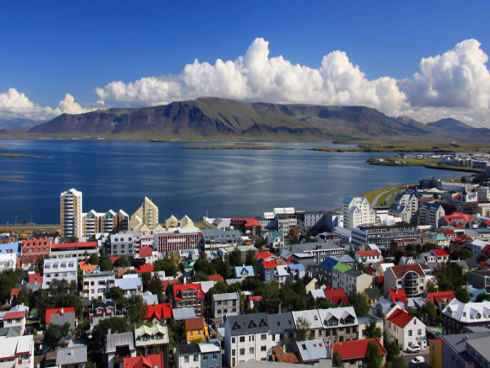 El puerto  Hafnarfjordur de Islandia ve la llegada del crucero Le Boreal