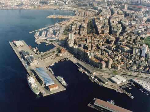 El Puerto de Vigo protagoniza el primer embarque de equipos elicos de nueva generacin