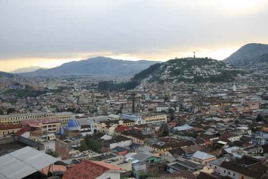 Quito prepara su colorida y veraniega navidad