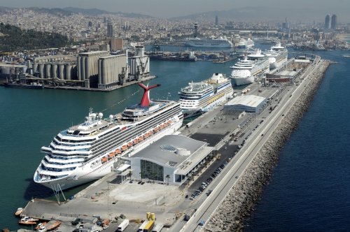 El Puerto de Barcelona bate el rcord de cruceristas y  barcos de crucero del ao