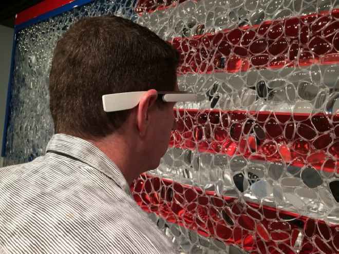 Retrato de America por David Datuna, con Google Glass