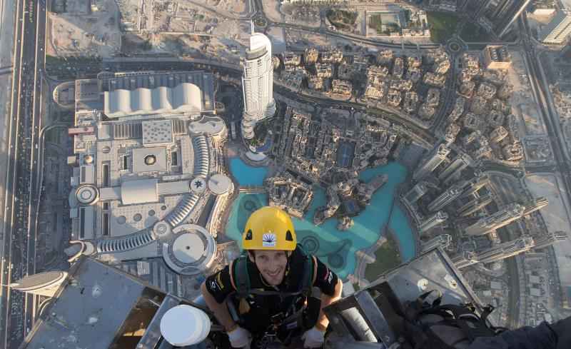 Lotus F1® Romain Grosjean escala nuevas alturas en el Burj Khalifa
