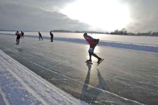 Finlandia anima a sus visitantes a patinar sobre el mar