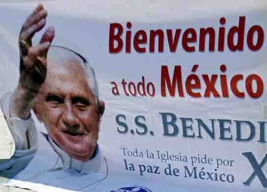 REPORTAJE Benedicto XVI se da un bao de afecto en las calles de Mxico