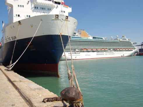 El Puerto de la Baha de Cdiz acogi a  cinco cruceros y nueve cargueros