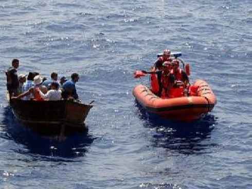 Un crucero rescata a  nueve balseros cubanos a la deriva 